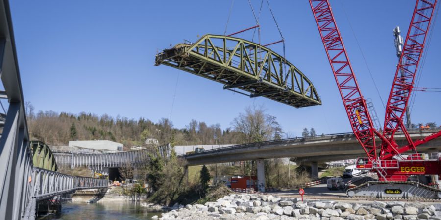 Im März 2025 liessen die SBB die erste von drei Stahlkonstrutktionen der eingleisigen Reussbrücke Fluhmühle für Sanierungsarbeiten abtransportieren. Im kommenden Mai wird der zweite...
