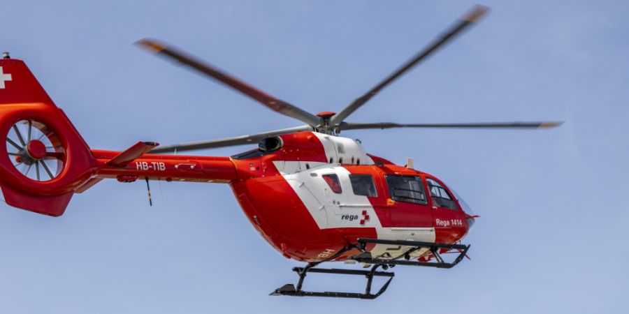 Nachdem er von einem Arbeitskollegen an die Wand gefahren worden war, flog die Rega den Werkstattmitarbeiter von Horgen schwerverletzt in ein Spital. (Archivbild)