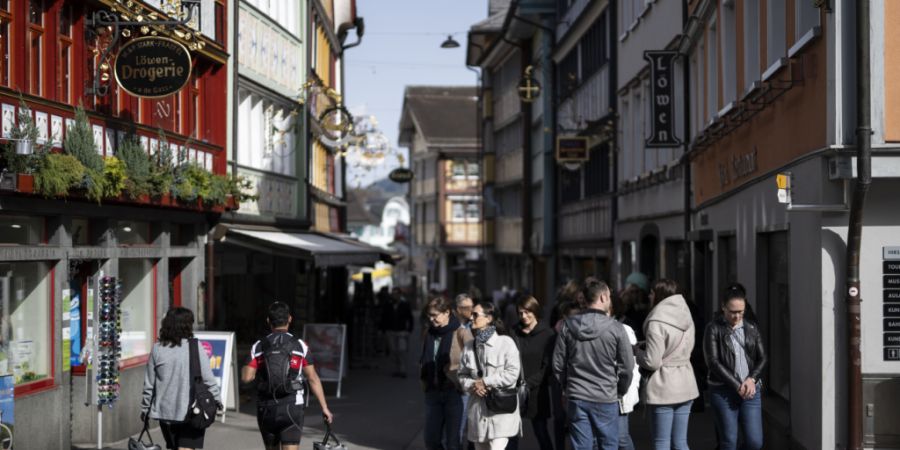 Appenzell bekommt eine neue Begegnungszone: Im Bild Touristen in der Hauptgasse von Appenzell. (Archivbild)