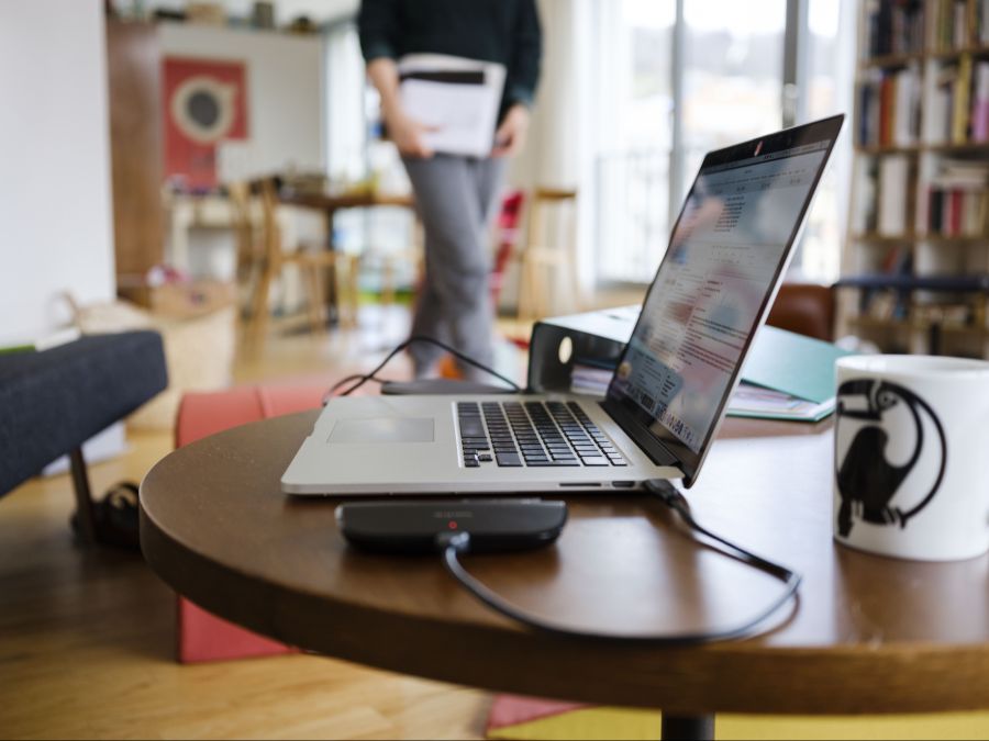 Im Büro verbringen acht von zehn Personen weniger als 30 Minuten mit privaten Angelegenheiten, zu Hause sind es sieben von zehn.