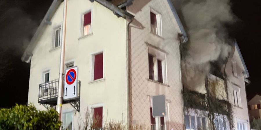 Beim Eintreffen der Feuerwehr trat Rauch aus dem ersten Stock des Gebäudes.
