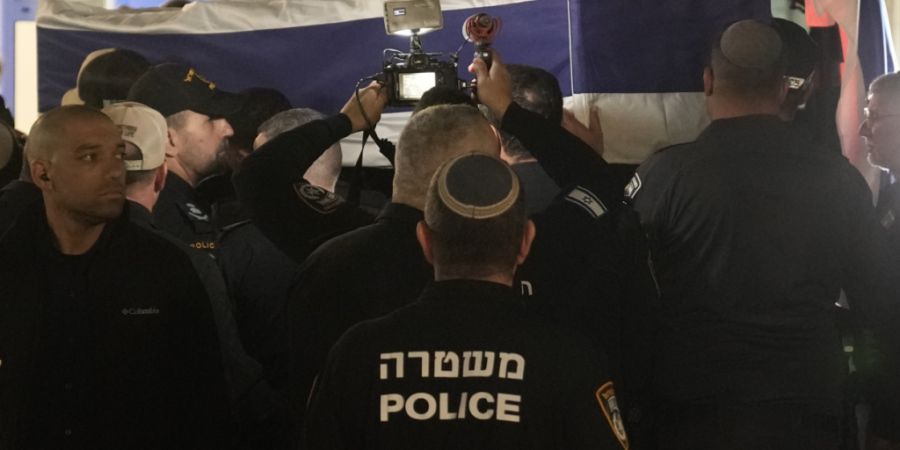 dpatopbilder - Der Sarg mit den sterblichen Überresten der israelischen Geisel Ran Gvili, die als letzte aus dem Gazastreifen geborgen wurde, kommt am Montag im Forensischen Institut A...