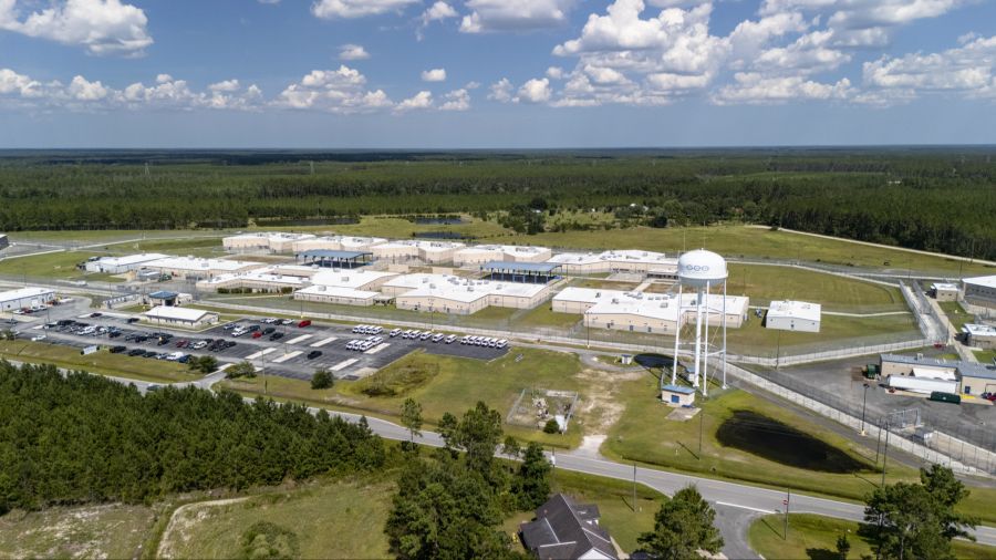 Dazu gehören etwa die «CEO Group» und «CoreCivic». Das sind gewinnorientierte, private Firmen, die Haftanstalten betreiben.