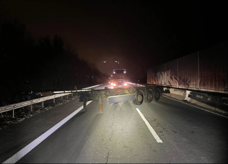 In Bremen haben Unbekannte eine Autobahn in der Nacht mit einem Sattelschlepper blockiert.