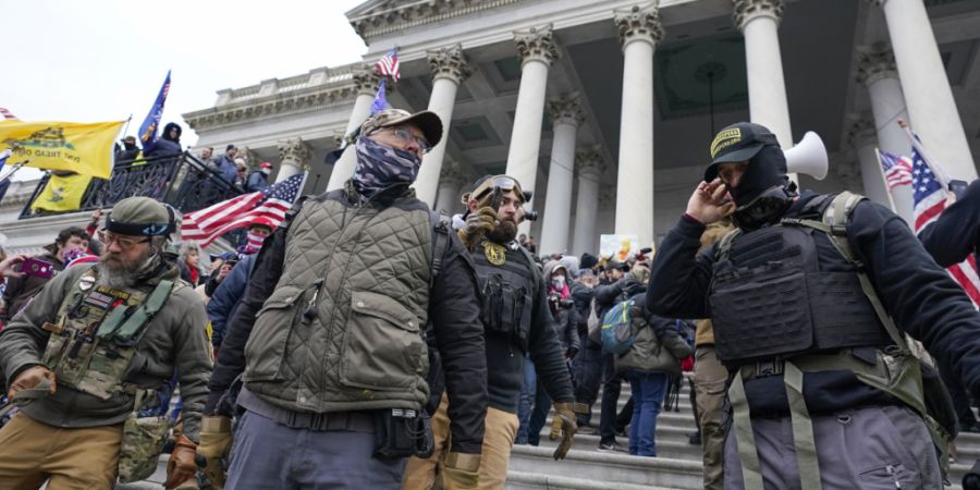 ARCHIV - Mitglieder der rechtsextremen Miliz «Oath Keepers» stehen an der Ostfront des US-Kapitols. Foto: Manuel Balce Ceneta/AP/dpa