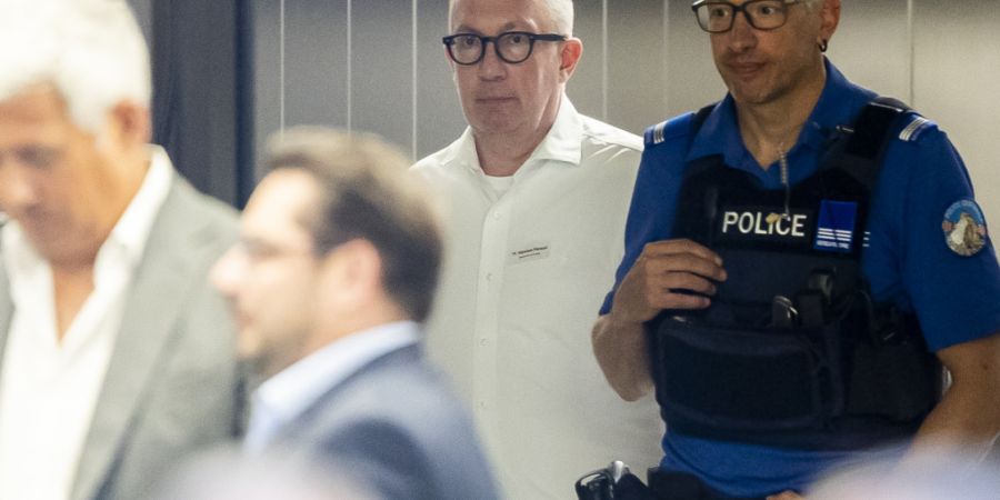 Anfang Woche hörte die Walliser Staatsanwaltschaft den Gemeindepräsidenten von Crans-Montana, Nicolas Féraud (M.), an.