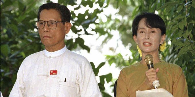 Myanmars pro-demokratische Führerin Aung San Suu Kyi, rechts, flankiert von dem stellvertretenden Vorsitzenden Tin Oo, links, der Nationalen Liga für Demokratie, hält am Sonntag, dem 7. Juli 1996, vor ihrem Wohnhaus in Yangon eine Wochenendrede vor ihren Anhängern. Tin Oo