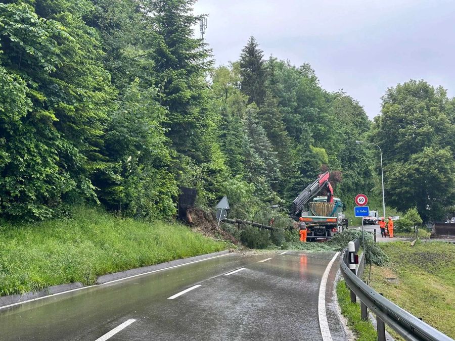 Aufräumarbeiten nach Erdrutsch.