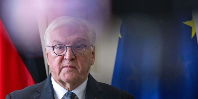 Bundespräsident Frank-Walter Steinmeier warnt inmitten des Ukraine-Kriegs vor einer Abschottung westlicher Demokratien und fordert mehr Dialogbereitschaft. Bundespräsident Frank-Walter Steinmeier warnt inmitten des Ukraine-Kriegs vor einer Abschottung westlicher Demokratien und fordert mehr Dialogbereitschaft.