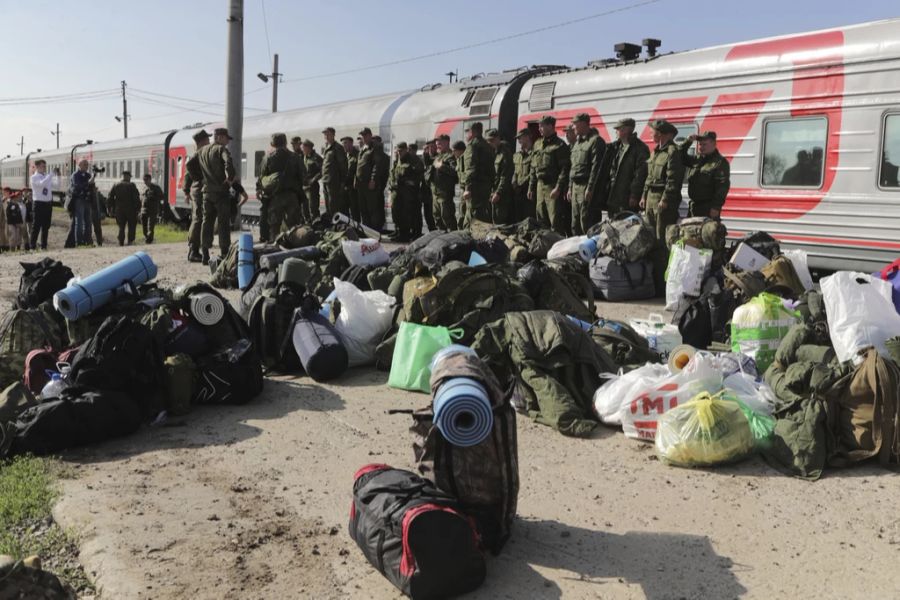 Einmal mussten sie gemäss Angaben des Soldaten zehn Stunden auf einem Bahnsteig warten. (Symbolbild)