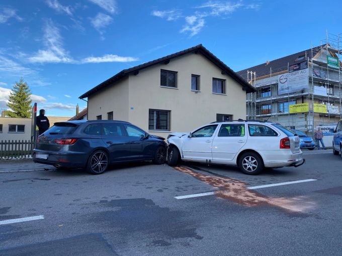 An beiden Autos entstand ein Totalschaden. An beiden Autos entstand ein Totalschaden.