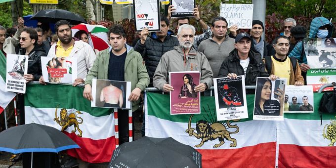 Zum zweiten Mal - Erneut Proteste vor iranischer Botschaft in Bern