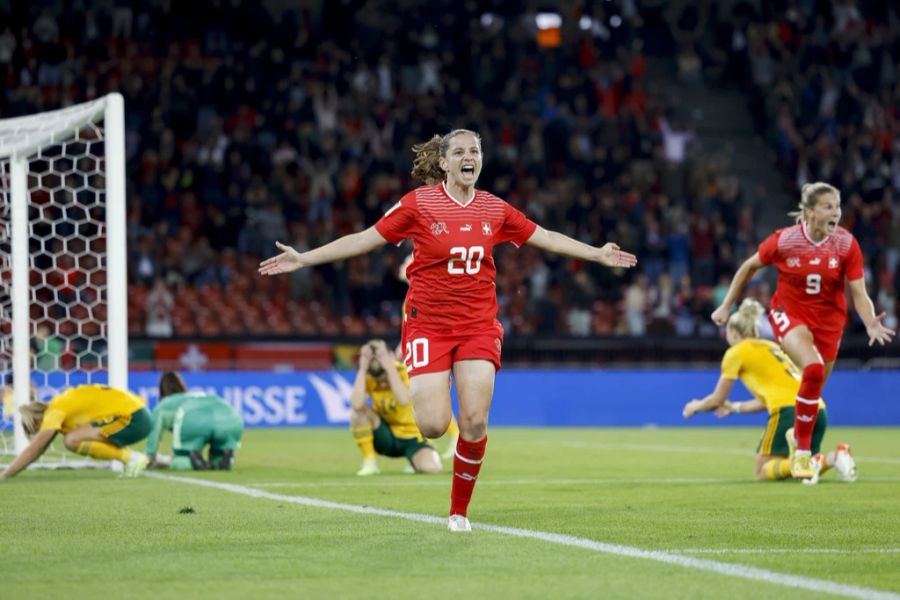 Fabienne Humm erlöst die Schweiz in der Nachspielzeit der Verlängerung.