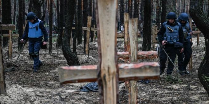 Ukrainische Minenräumer untersuchen das Gräberfeld nahe Isjum Isjum