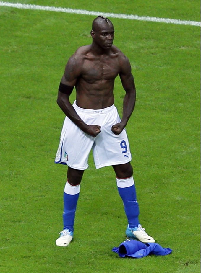 Mario Balotelli im EM-Halbfinal 2012 gegen Deutschland. So lieben wir ihn. Er sorgt bereits für erste Schlagzeilen beim FC Sion. Mario Balotelli