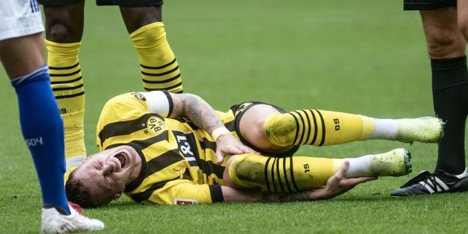 Marco Reus liegt während des Revierderbys zwischen dem BVB und Schalke verletzt am Boden. BVB
