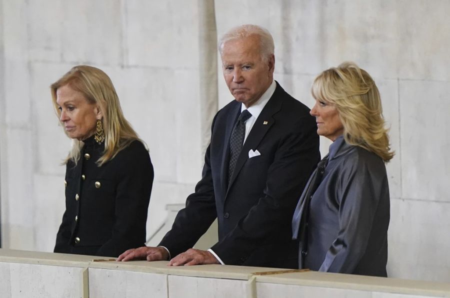 Auch US-Präsident Joe Biden und Ehefrau Jill reisten ins Vereinigte Königreich.