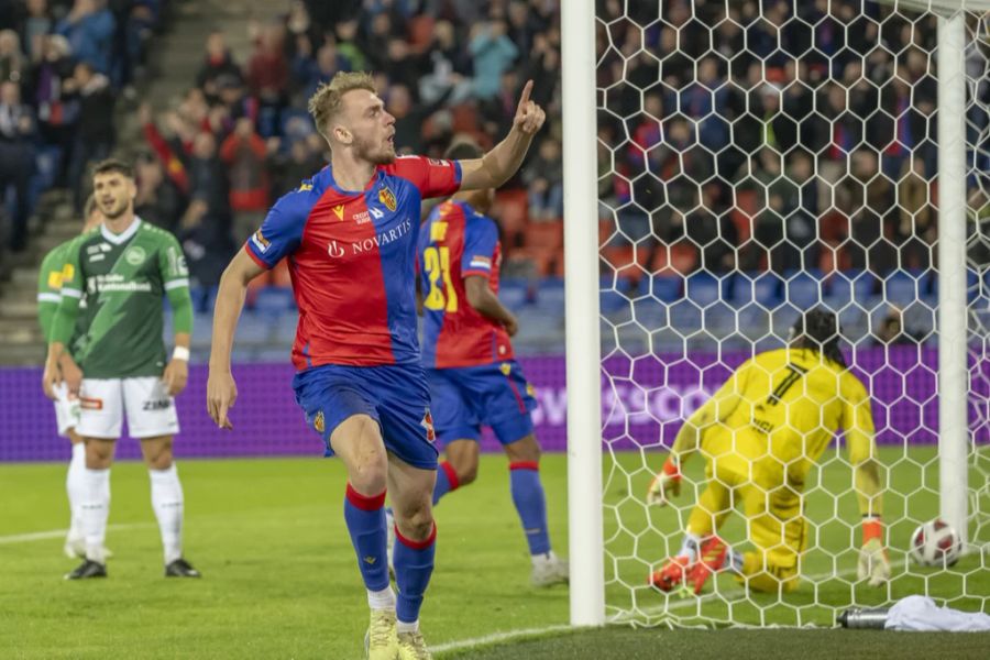 Bradley Fink trifft gegen den FC St. Gallen mit seiner ersten Ballberührung.