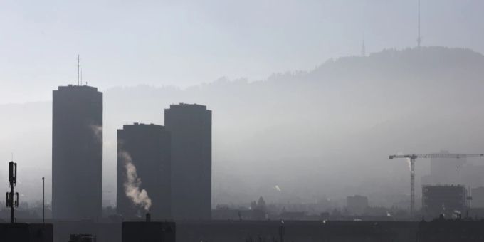 Dunst und Feinstaub hängt über der Stadt Zürich in der Luft, aufgenommen am 6. Dezember 2016. (Symbolbild) CO2-Emissionen