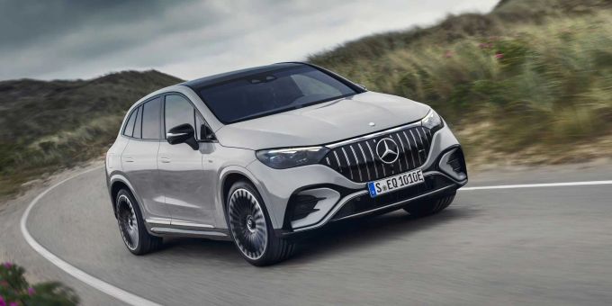 Den neuen Mercedes EQE SUV kann man auf den ersten Blick kaum von seinen Brüdern unterscheiden Mercedes EQE SUV AMG