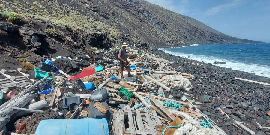 Umweltaktivist Gustavo Díaz nimmt an der Säuberung des Strandes El Espigon auf La Palma teil. Diaz organisiert immer wieder Säuberungsaktionen.