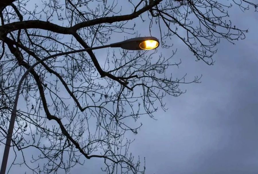 Bei weniger Strassenbeleuchtung kommt es aber auch zu mehr Kriminalität, warnt ein Experte.