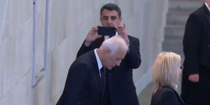 Trotz Verbot - Armenien-Präsident macht Foto vor Queen-Sarg