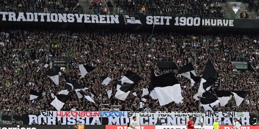 Gladbach-Fans zeigen ein Banner mit der Aufschrift «Ein Hurensohnverein stellt nur Hurensöhne ein!».