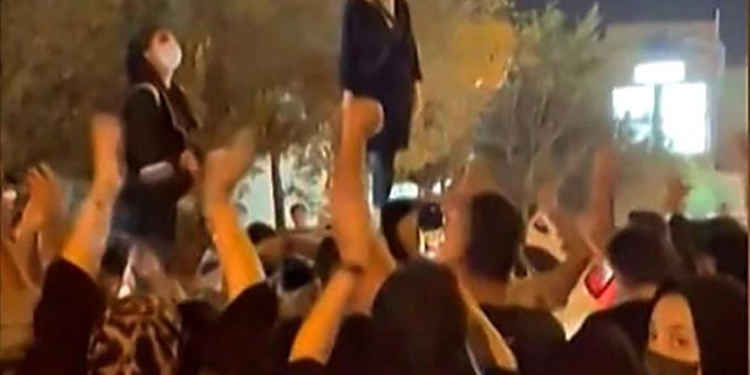 Demonstrantinnen ohne Kopftuch in der iranischen Stadt Jasd Demonstrantinnen ohne Kopftuch in der iranischen Stadt Jasd
