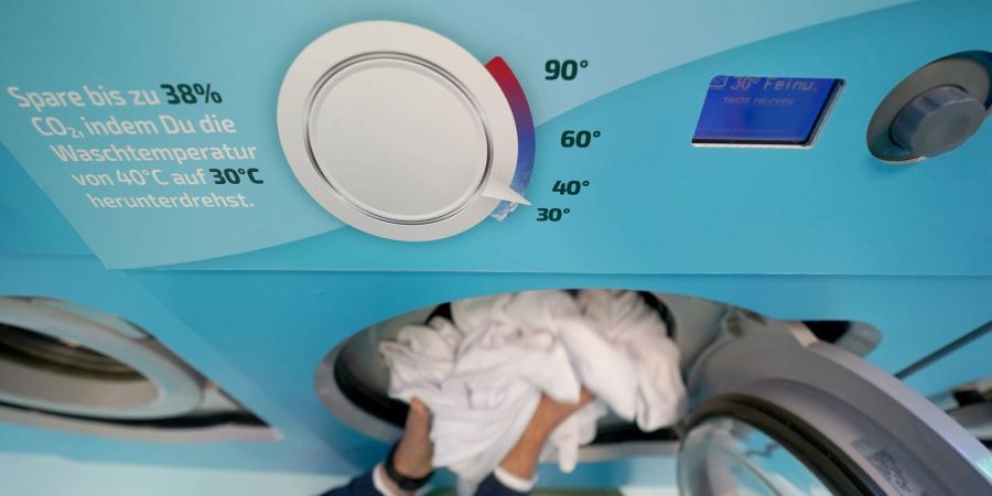 Im Kaltwaschsalon im Hamburger Stadtteil Winterhude können Bürger von Freitag bis Sonntag kostenlos ihre Wäsche bei maximal 30 Grad waschen. Initiatoren der Aktion sind die Umweltstiftung WWF und Waschmittelhersteller Ariel.