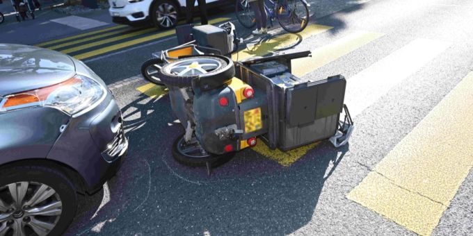 Der Kleinmotorradfahrer wurde leicht verletzt.