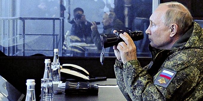 ARCHIV - Der russische Präsident Wladimir Putin beobachtet die Militärübung Vostok 2022 (Ost 2022) im fernen Osten Russlands. Foto: Mikhail Klimentyev/Pool Sputnik Kremlin/AP/dpa ARCHIV - Der russische Präsident Wladimir Putin beobachtet die Militärübung Vostok 2022 (Ost 2022) im fernen Osten Russlands. Foto: Mikhail Klimentyev/Pool Sputnik Kremlin/AP/dpa