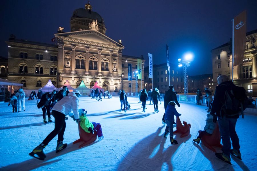 Die Eisbahn vor dem Bundeshaus wird auf Hartplastik durchgeführt.