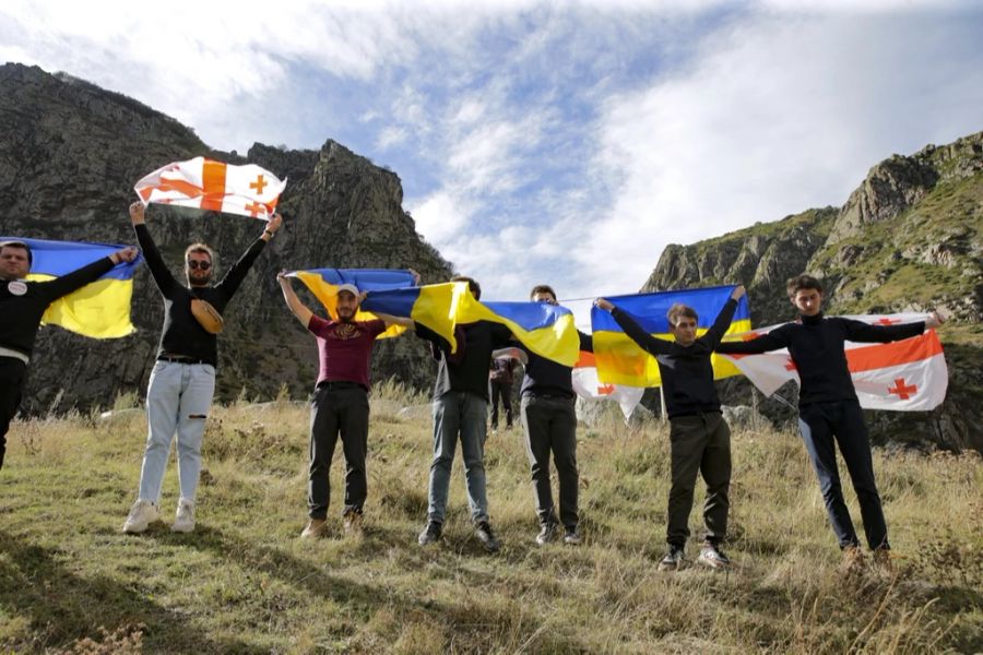 Menschen protestieren gegen die Einreise von desertierenden Russen nach Georgien.