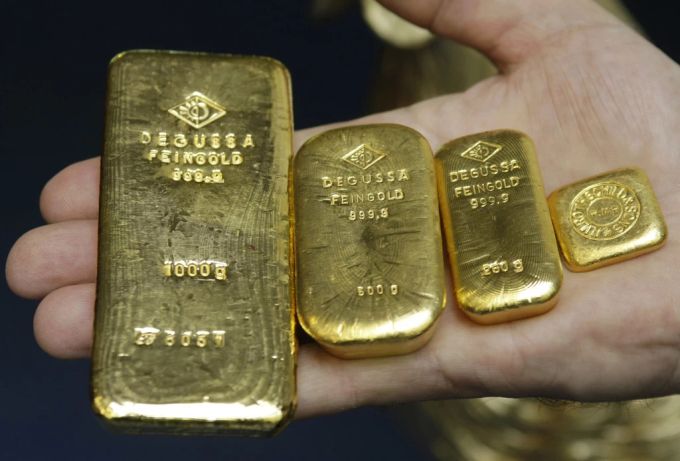 Das Goldstück ganz rechts wiegt 50 Gramm. Eine Unze ist also noch ein wenig kleiner. goldstand preis