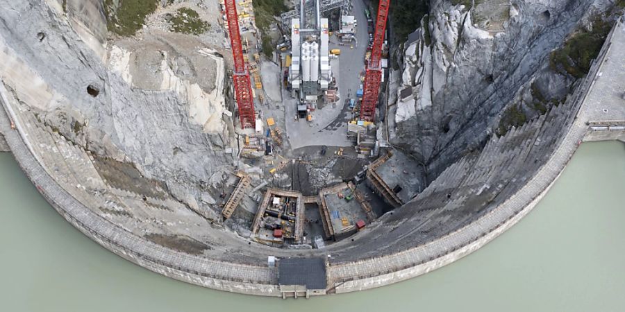 Der Nationalrat will mit Gesetzesbestimmungen die Erhöhung der Grimsel-Staumauer voranbringen. Im Bild Bauarbeiten für den Ersatz der alten Staumauer. (Archivbild)