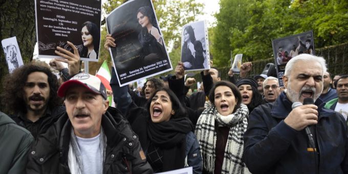 Chaos in Bern - Polizei setzt Gummischrot gegen Iran-Demonstranten ein