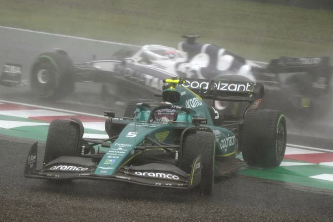 Bereits in der ersten Runde gibt es ein paar Dreher – hier kommt Vettel von der Strecke ab. formel 1