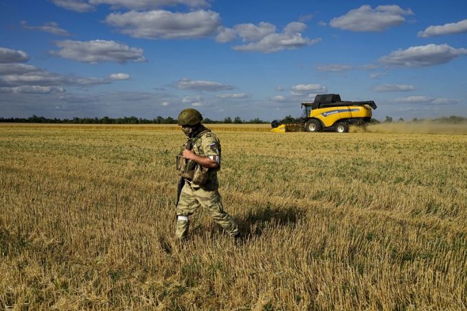 Ein russischer Soldat patrouilliert im Ukraine-Krieg. Ukraine-Krieg Russland