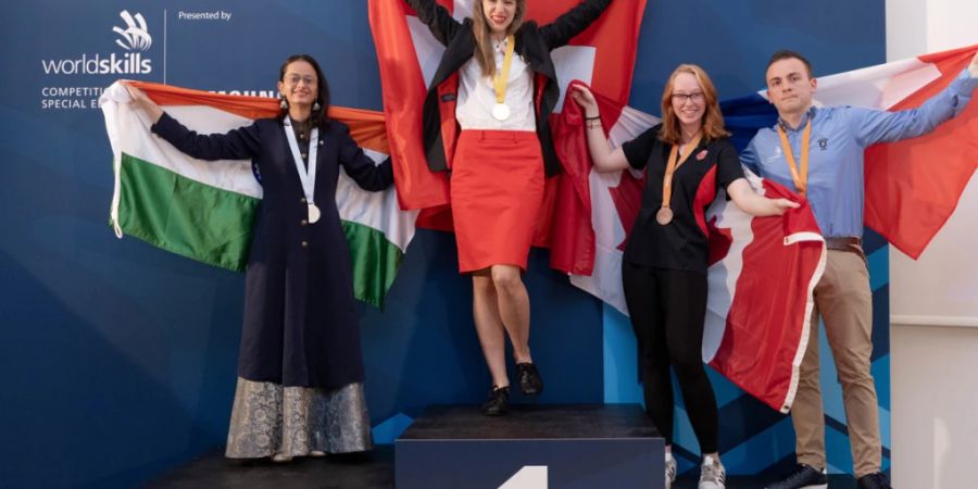 Goldmedaille für Juliana Thöny (Mitte), die sich in der Disziplin «Pâtisserie and Confectionery» vor der Konkurrentin Nandita Saxena (links) aus Indien durchsetzte sowie gegen die drittplatzierten Emma Kilgannon aus Kanada und Alexis Soszinski aus Frankreich (beide rechts).