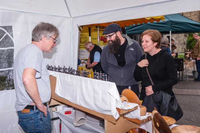 Schalen und Pfeffermühlen aus Nussbaum, Zwetschgen und Eiben begeistern.
