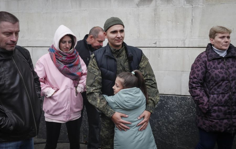 Ein Rekrut verabschiedet sich von seiner Familie, bevor er in den Ukraine-Krieg gehen muss. (Archiv)