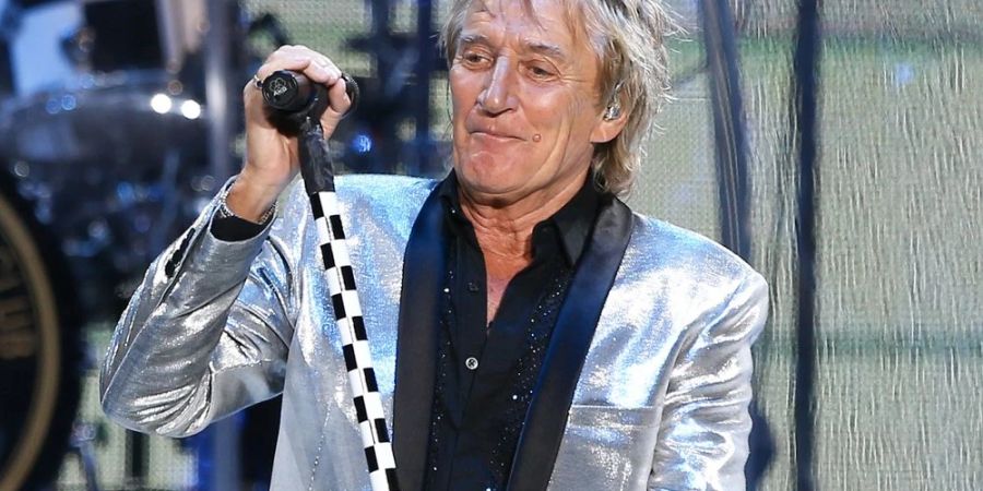 Der britische Sänger Rod Stewart hilft einer ukrainischen Familie.