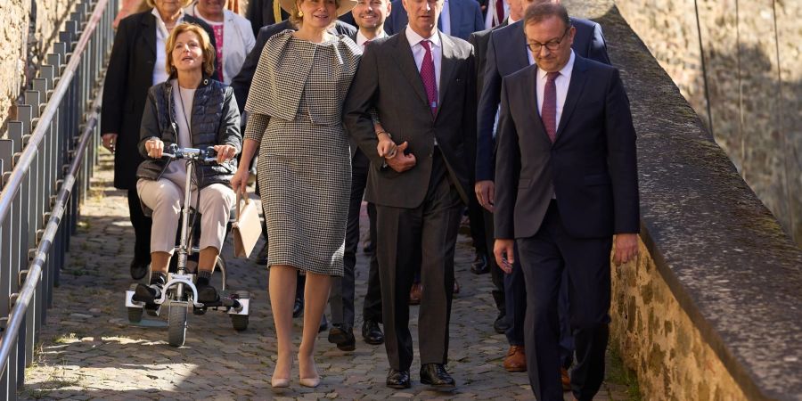Das belgische Königspaar, Königin Mathilde und König Philippe von Belgien (M) besuchten die Festung Ehrenbreitstein in Koblenz.