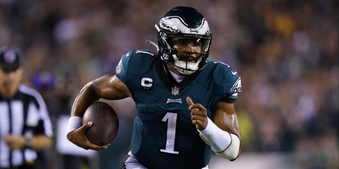 Quarterback Jalen Hurts führt die Philadelphia Eagles in der NFL zu einem klaren Sieg. NFL Jalen Hurts