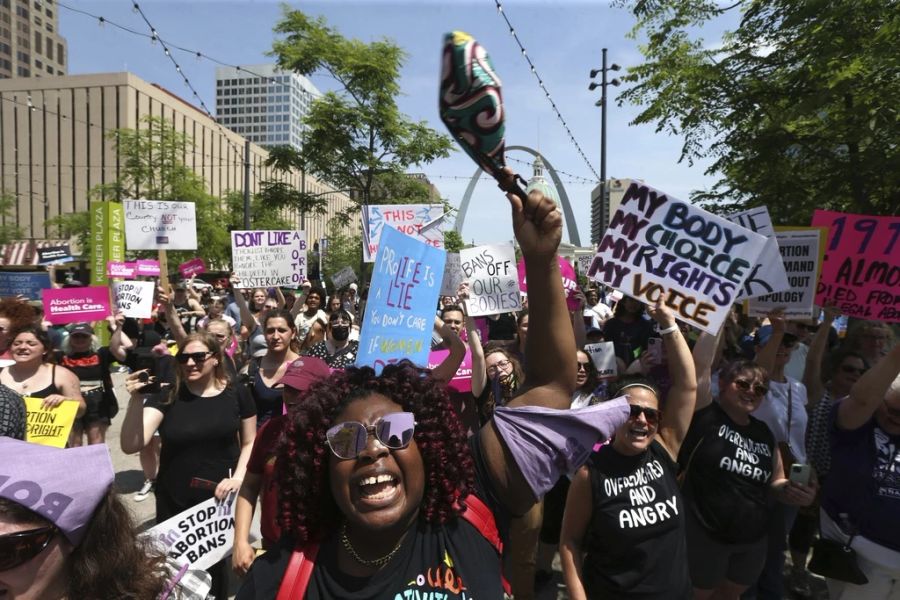 Die Diskussion um das nationale Recht auf Abtreibung spaltet die Vereinigten Staaten: Kundgebung der «Pro-Choice»-Bewegung in St. Louis (Missouri) im Mai 2022. (Archivbild)