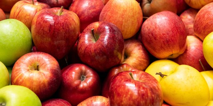 Geht es um den Zuckergehalt, liegen Äpfel im Mittelfeld. Sie punkten aber durch ihr Pektin. Der Ballaststoff sorgt dafür, dass der Blutzuckerspiegel langsamer steigt. Äpfel Obst grün gelb rot