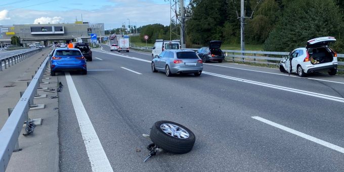 Der 34-jährige Lenker des weissen Volvo wurde bei dem Unfall leicht verletzt.