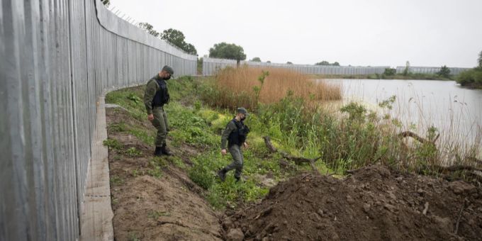 Die Grenzschützer haben die Migranten am griechisch-türkischen Grenzfluss Evros aufgegriffen. Evros Grenze Migranten griechenland