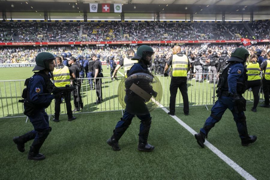 Polizisten beim Schweizer Fussball-Cupfinal im Mai. Oft fehlt aber das Personal, um solche Anlässe abzudecken.